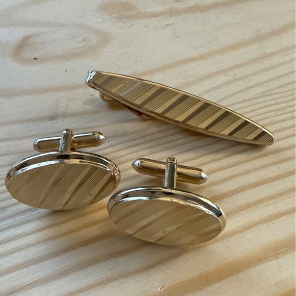 Vintage Gold Tone Swank Tie Clip Cufflinks Set Oval Textured Mens Accessories - Picture 1 of 3